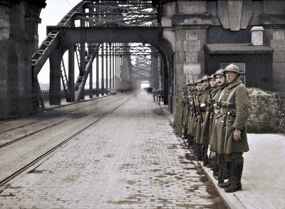 Soldati belgi che sorvegliano un ponte durante l